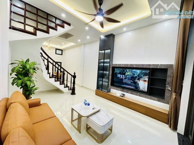 Bán Nhà Phạm Văn Đồng 50m, 5 tầng , Ngõ Rộng , Ô TÔ Đỗ 30m Ra Phố ,Đủ Nội Thất