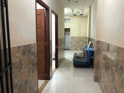 Nguyên Tầng trệt, 2 phòng ngủ, bếp và phòng ăn riêng, nhà 2 lầu.