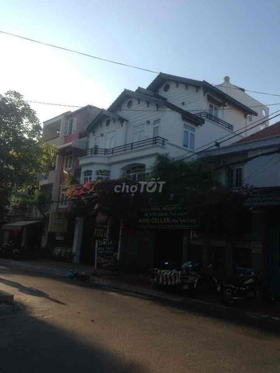 phòng đầy đủ tiện nghi có ban công khu sân bay