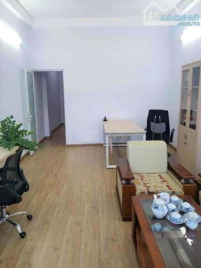 Cho thuê văn phòng 40m2, mặt tiền đường Bàu Cát 6