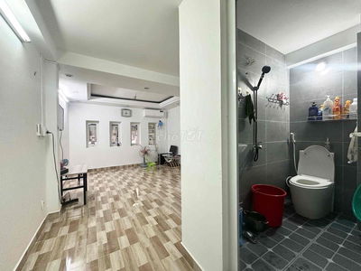 🏡CHO THUÊ PHÒNG GIÁ RẺ GẦN BỜ KÈ TRƯỜNG SA Q3 _CÓ MÁY LẠNH TRỐNG SẴN ✅
