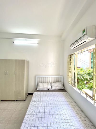 1 phòng cửa sổ lớn, mát mẻ. sẵn nội thất. Bước 1phút ra Phan Xích Long