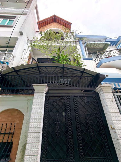 4.3m*13m nhà 3 tầng kiên cố Chính chủ lâu năm chỉ 3 căn ra mặt tiền