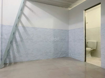 Cho thuê phòng trọ giá rẻ có gác sạch sẽ, thoáng mát 18m2