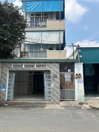 KI ỐT CÓ GÁC GẦN CHỢ ĐẦU MỐI. HẺM 2 XE TẢI NÉ NHAU