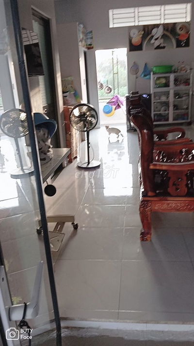 Nhà mặt tiền và ngay chợ