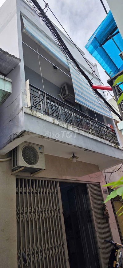 Nhà ngay chợ Trần Văn Quang, xe hơi đậu cách nhà vài mét