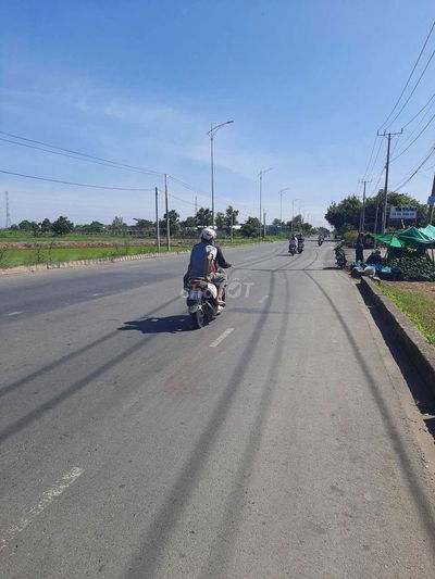 Bán 100 công Mặt Tiền ql91b -DT: 200x500m có 450m2 thổ có bán lẻ
