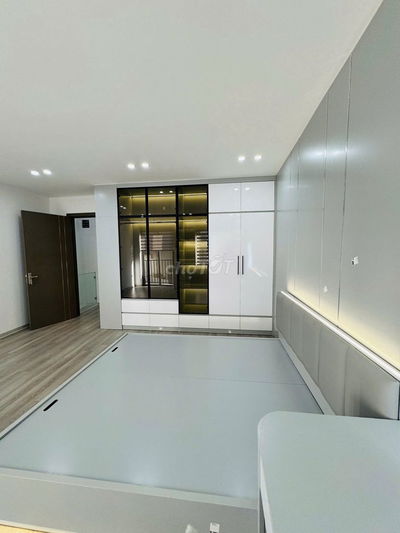 Nhà mới, Phân lô ô tô, mặt tiền 4.5m, 5 tầng, 40m2, nở hậu, thang máy