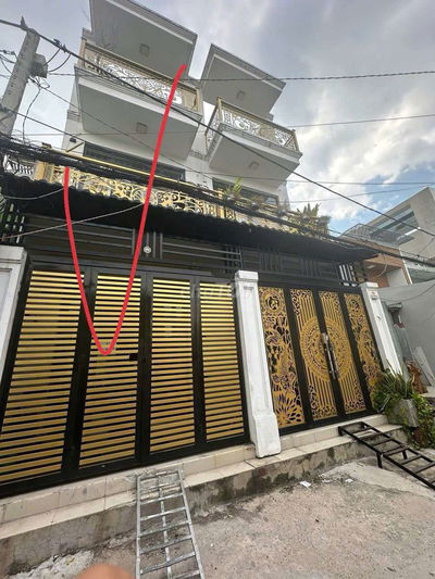 Cần bán căn nhà ngay ngã tư ga