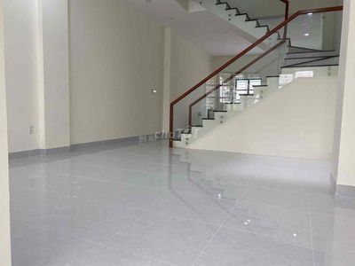 nhà nguyên căn 1hầm 1trệt 3lầu giá 38triệu có máy lạnh