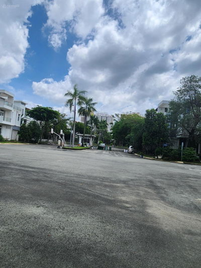 Chính chủ cần bán 1 căn biệt thự đơn lập view sông (sau nhà). Hiện đang có HĐ thuê.