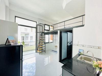 Phòng BAN CÔNG MỚI XÂY - Rộng 40M2 - Gác cao 1M8 - Gần IUH, Văn Lang