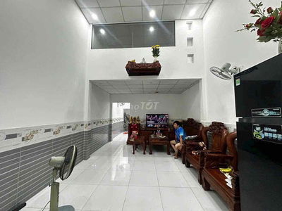 Nhà 4x14 ngay sân banh thới tứ đường xe hơi đậu cửa