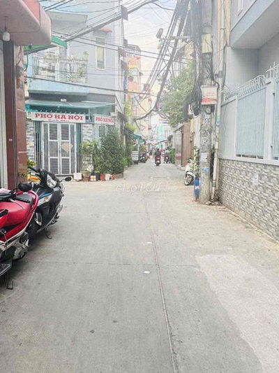 xe hơi đỗ sát cửa ( không quy hoạch)