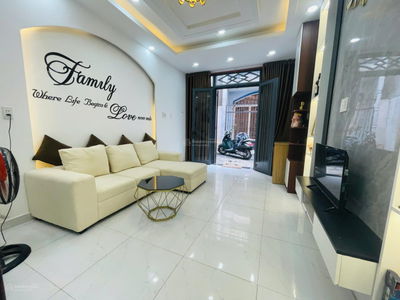 Chính chủ bán nhà 1 trệt 1 lầu full nội thất cao cấp
LH: 0902 938 ***