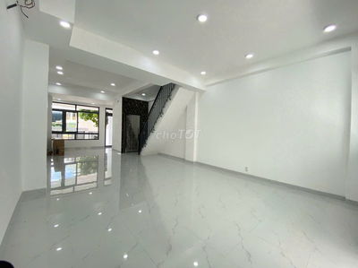 Tầng trệt 5x20m Vạn Phúc. Sàn trống, máy lạnh, lối đi riêng. Giá 11tr