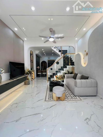 Căn nhà đẹp 2 tầng, 50.4m2 ngay Hoàng Hoa Thám, Tân Bình. Giá: 3 Tỷ 240. SHR, công nhận đủ
