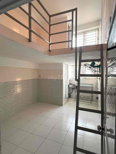 Phòng Gác 2m - Cửa Sổ Trời- Ngay VHU - HUFLIT-