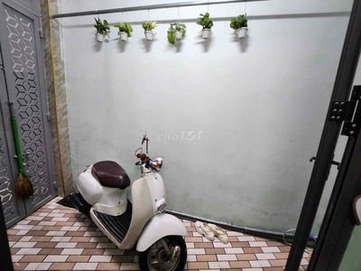 cho thuê nhà nguyên căn (1 trệt 2 lầu) trong hẻm tại 100 Q1