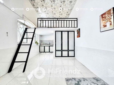 PHÒNG có GÁC CAO và CỬA SỔ TRỜI trống sẵn có THANG MÁY - MÁY GIẶT