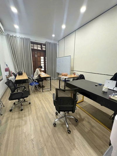 Cho thuê văn phòng công ty, có sẵn bàn ghế làm việc.