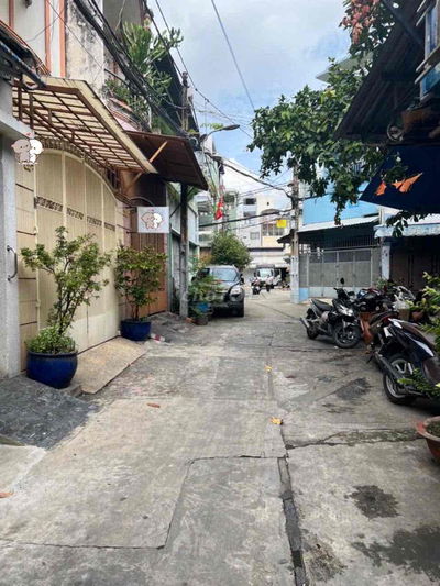 Hẽm xe hơi đường Lạc Long Quân. Dt : 4,1 x 16m