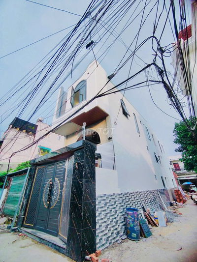 Nhà Mới Xây gốc 2 mặt Tiền . 1 trệt 1 lửng 1 lầu mới