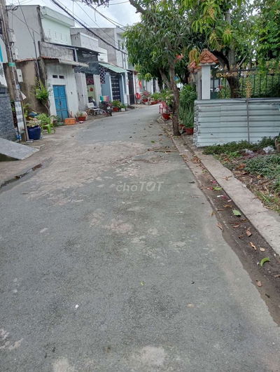 Đất ngang 8m mặt tiền hẽm xe hoi, full thở cư