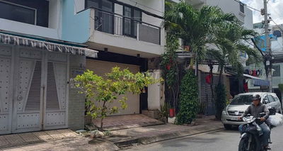 Nhà hẻm xe hơi đậu cửa, gần Toyota Lê Trọng Tấn.