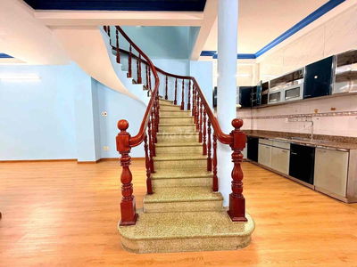 Nhà 3 tầng, 4PN, hẻm xe hơi, giáp quạn 1, sổ nở hậu