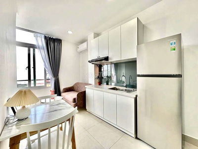 Cho thuê CHDV tách bếp, 1PN cửa sổ siêu rộng tại Công viên làng hoa