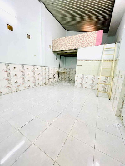 cần cho thuê phòng lớn dưới đất có gác đường mã lò- gò xoài