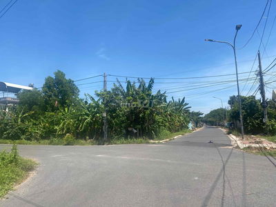 Đất thanh lý ngân hàng 750m2 mặt tiền Trường Huỳnh Minh Thạnh