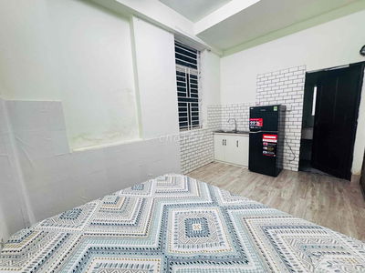 Phòng full nội thất , cửa sổ thoáng mát , giá rẻ
