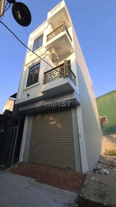 Nhà 3 tầng mới keeng, ô tô đỗ được trong nhà