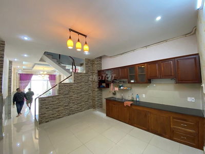 Cô Hai bán nhà Lý Nam Đế/Quận 11 2ty140tr đầy đủ tiện ích