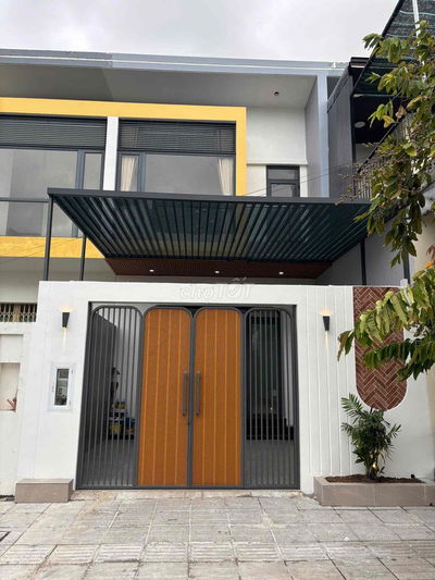 Nhà Tây Bắc kế 3 Trường học và Công viên, lộ 17m kế góc, 5x20 mới 100%