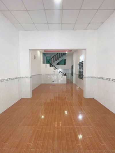 Nhà lầu mặt tiền buôn bán gần chợ xóm nghèo giá 6 triệu