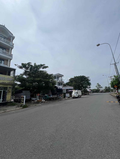 Lô đất năm trục chính của khu nam sài gòn đường rộng 23m .