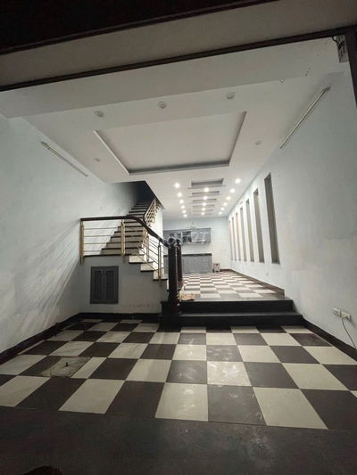 Nhà 110 Nguyễn Hoàng Tôn 50m2x 5 tầng 5pn 15tr