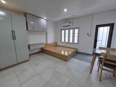 🏡 Cho thuê phòng 40m2 ban công ngay Bùi Đình Tuý, gần ngã tư Hàng Xanh