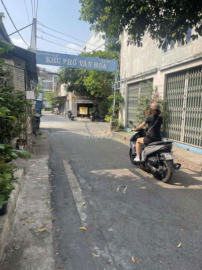 NHÀ 3 TẦNG - HẺM 1 XẸT 8M THÔNG - CÁCH MẶT TIỀN 20M.