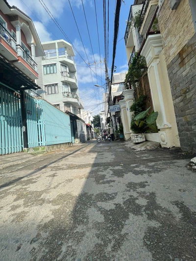 Hẻm nhựa - 7 chỗ ngủ nhà! Bán nhà (4x13m) 5 tầng gần VinCom Nguyễn Xí.