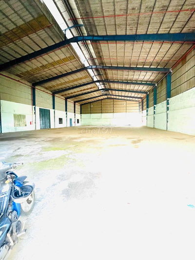 Nhà xưởng 2300m2 + sân bãi cặp bờ sông Vàm cỏ
