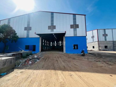 Nhà xưởng DT  xdựng 7600m2 + sân bãi tp Tân An