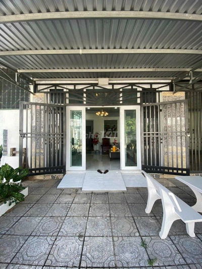Vỡ nợ bán gấp căn nhà Đ.Nguyễn Thị Huê, Hóc Môn 105m2, SHR. Giá 825tr