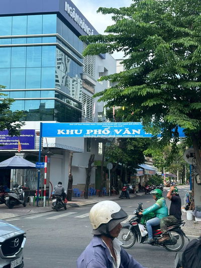 Bán nhà MT view công viên, vị trí đẹp + kinh doanh, 4x18,SHR hoàn công