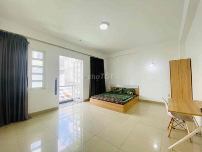 Cho thuê căn hộ Ban công full nội thất cách Đại học TDTU, RMIT 5 phút