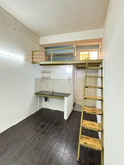 Phòng Gác Cửa Sổ Trời Giá Rẻ Gần Etown